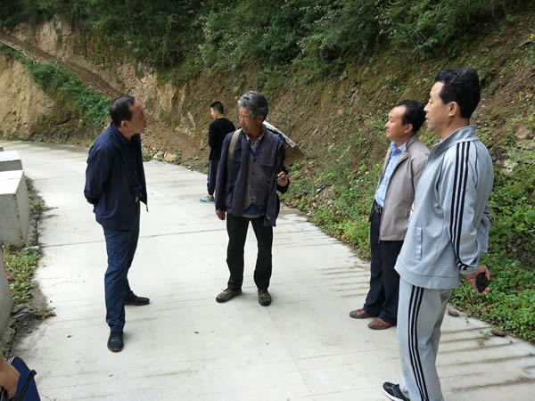 隴運(yùn)集團(tuán)公司黨委書記、董事長(zhǎng)李寅祥同志深入琵琶鎮(zhèn)寧強(qiáng)村開(kāi)展幫扶工作