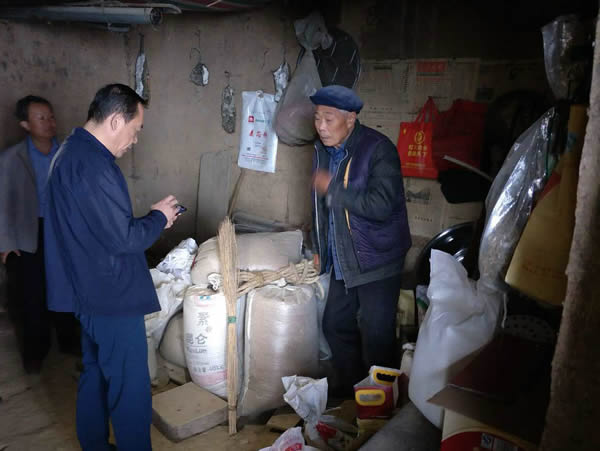 隴運(yùn)集團(tuán)公司黨委書記、董事長(zhǎng)李寅祥同志深入琵琶鎮(zhèn)寧強(qiáng)村開(kāi)展幫扶工作